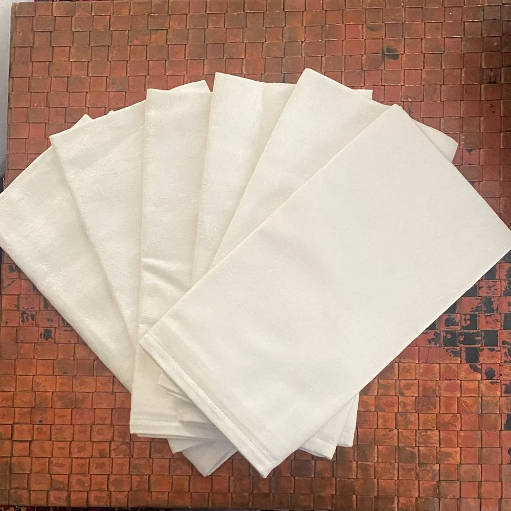 Williams Sonoma Irish Damask Holly & Ribbons Christmas Tablecloth & Six Napkins